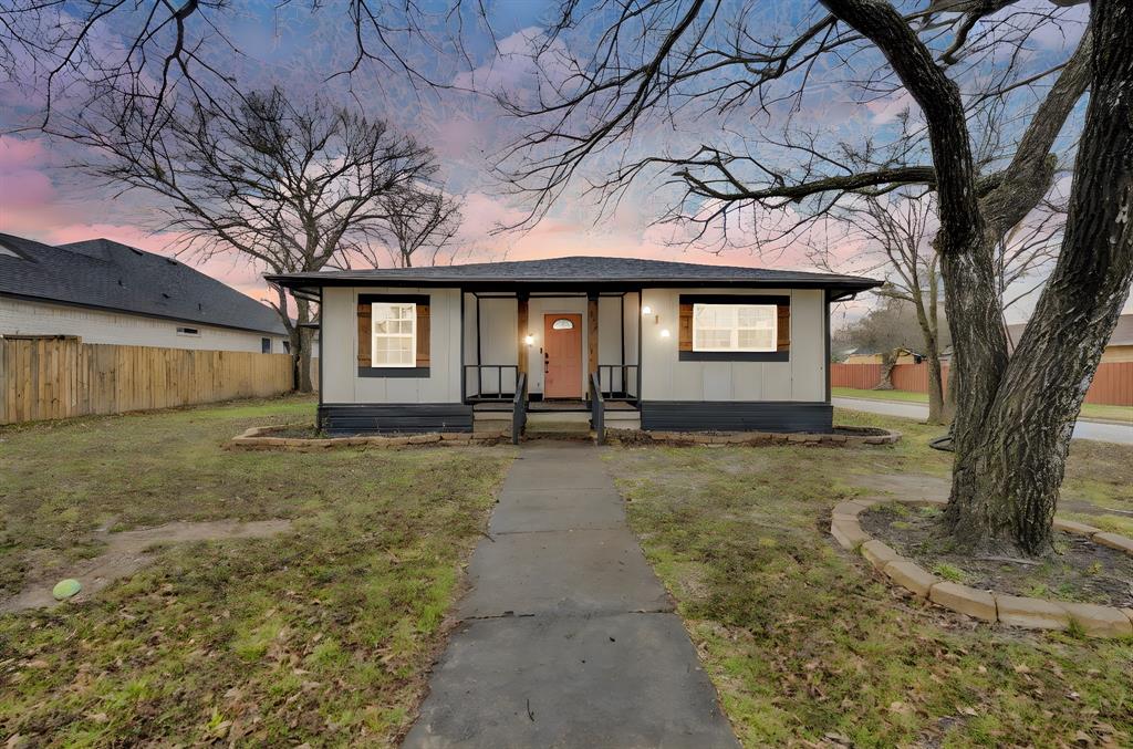 910 South Preston Street Ennis, TX 75119 - Photo 2 of 26