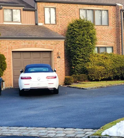 $1,100,000 | 45 Windsor Gate Drive, Unit 45, North Hills, NY 11040