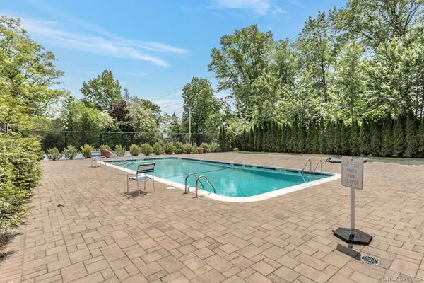 $1,100,000 | 45 Windsor Gate Drive, Unit 45, North Hills, NY 11040