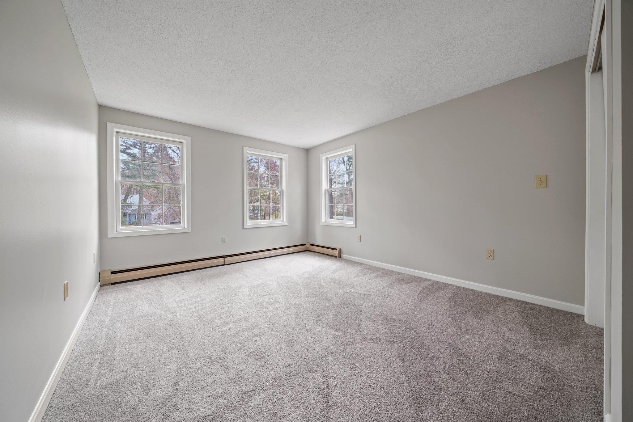 8 Sutton Place Londonderry, NH 03053 - Photo 27 of 38