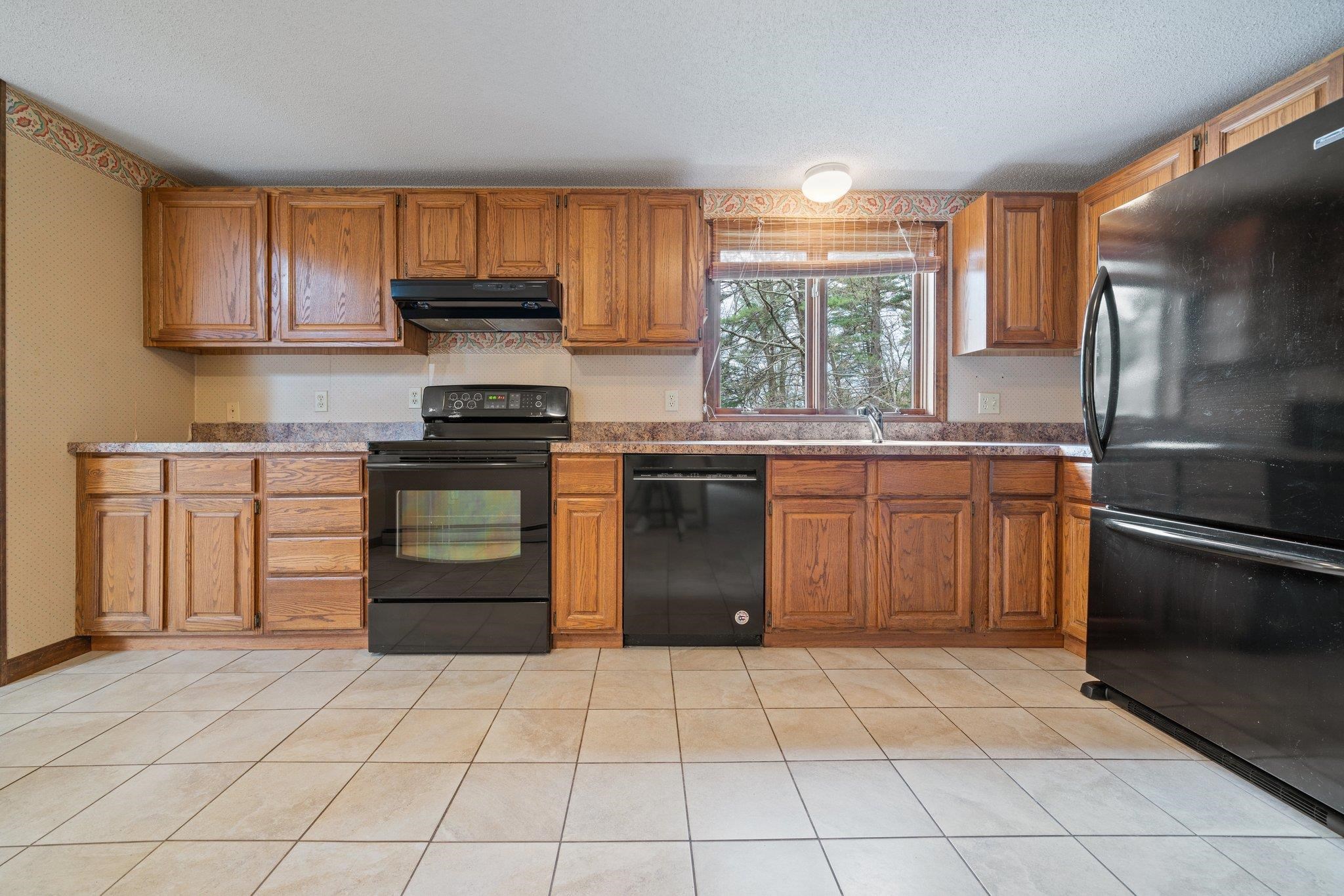 8 Sutton Place Londonderry, NH 03053 - Photo 5 of 38