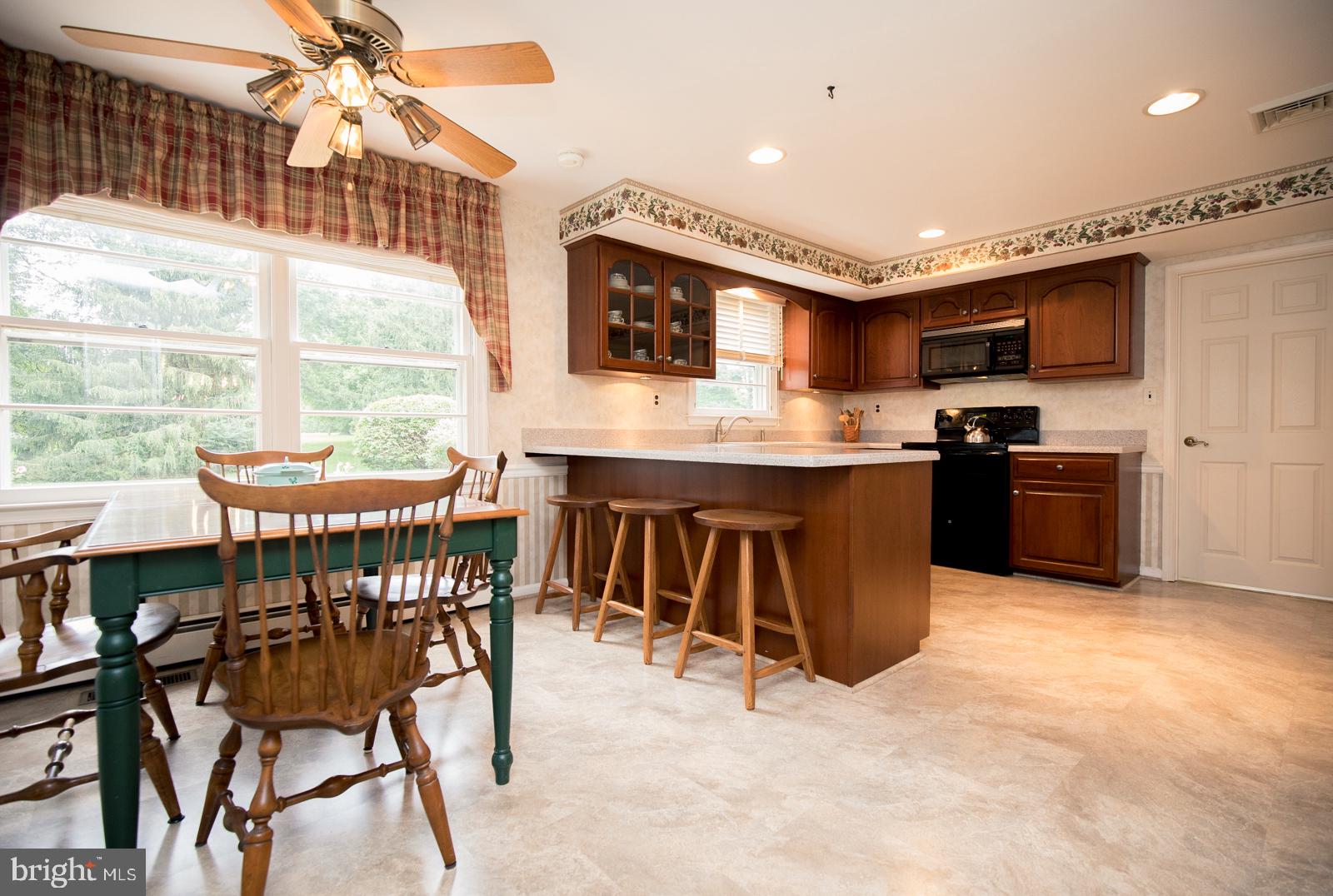 218 Pebble Ridge Road Warrington, PA 18976 - Photo 15 of 41 Kitchen Sandwich Counter with stools