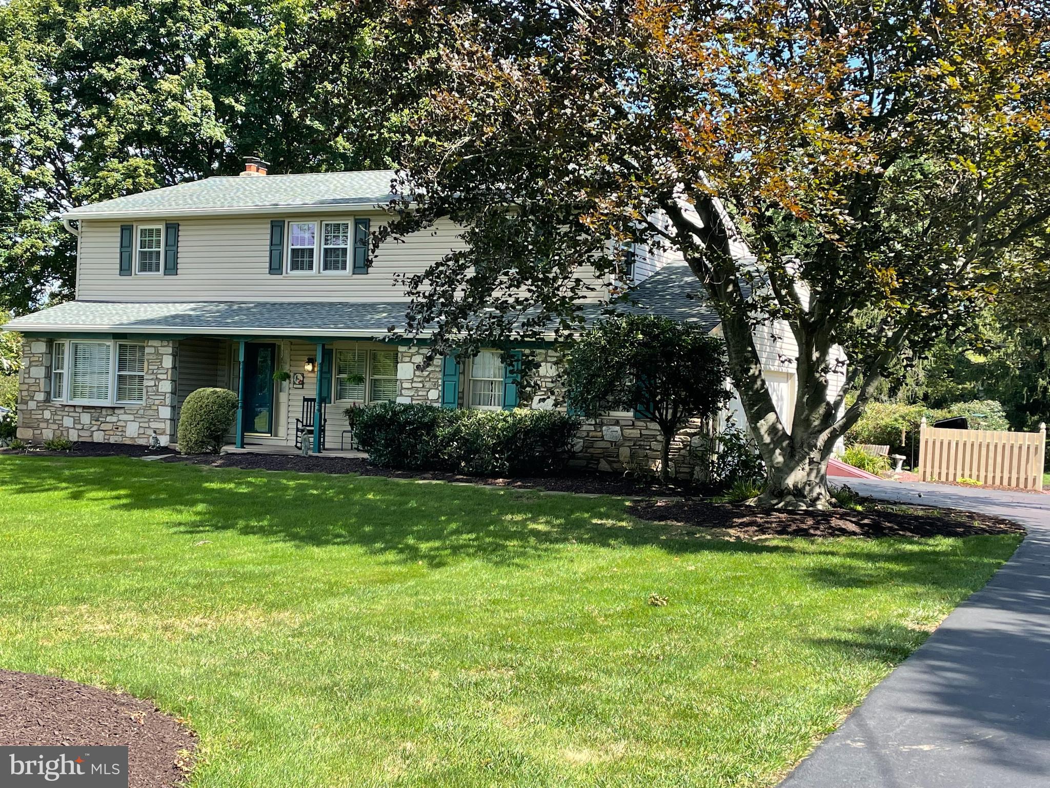 218 Pebble Ridge Road Warrington, PA 18976 - Photo 35 of 41 Front driveway-side