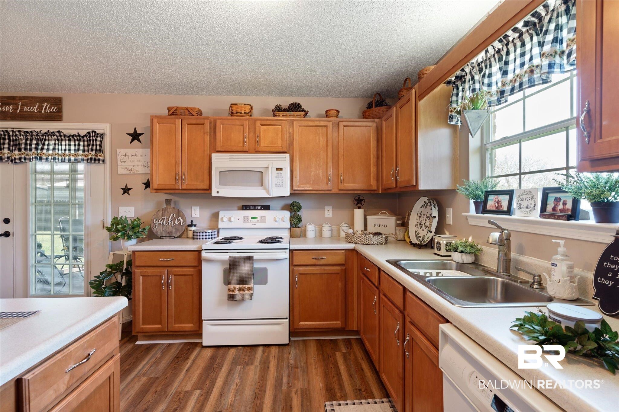 18672 Outlook Drive Loxley, AL 36551 - Photo 9 of 20 Kitchen