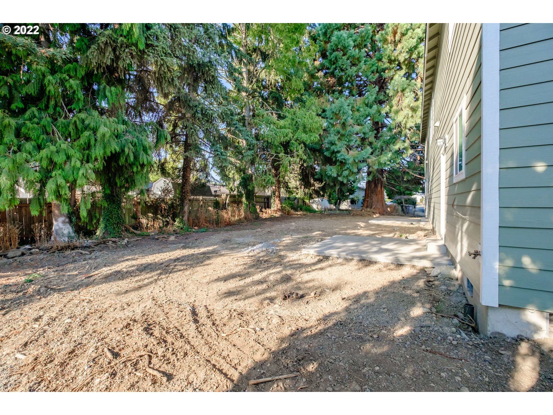 1671 Cooper Street Lebanon, OR 97355 - Photo 31 of 32 a view of a backyard of a house