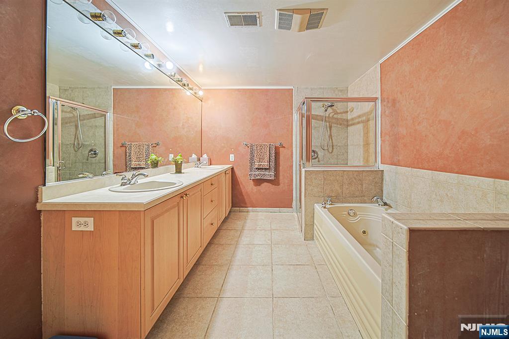 306 Smith Court, Unit R306 Edgewater, NJ 07020 - Photo 19 of 33