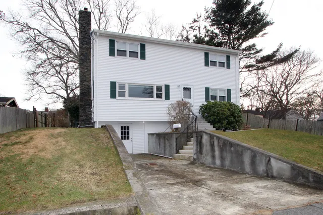 $580,000 | 4 Van Bummel Road, Buzzards Bay, MA 02532