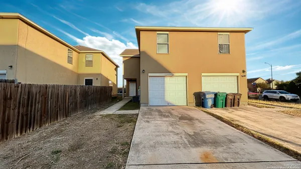 $1,395 | 10527 Hunters Pond, San Antonio, TX 78224