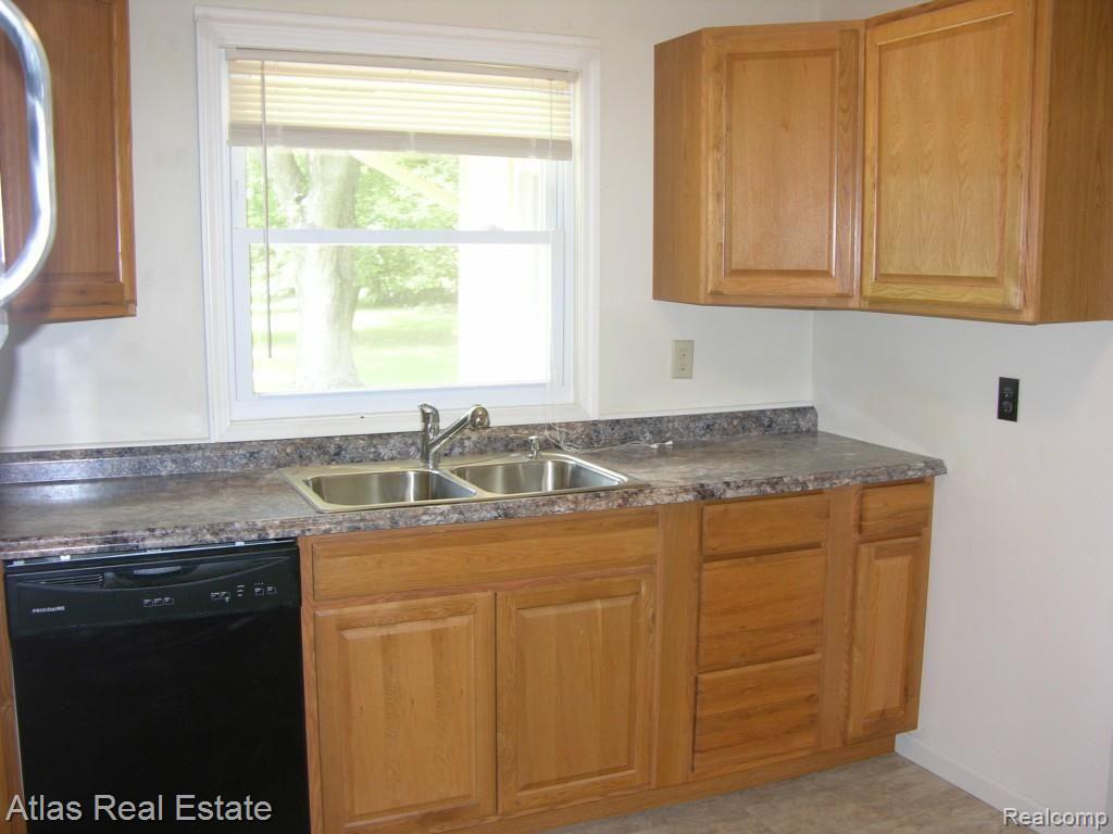 5326 Wakefield Road Grand Blanc, MI 48439 - Photo 6 of 16 kitchen 2.jpg
