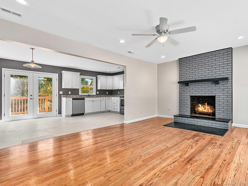 712 Loop Road Hendersonville, NC 28792 - Photo 3 of 18 Gallery Image 3