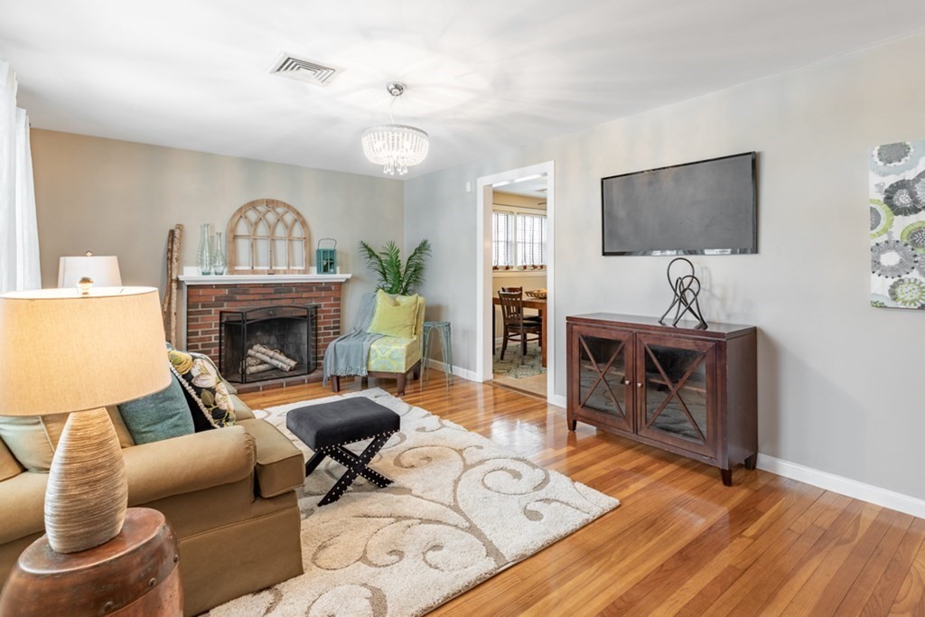 10 Springvale Road Reading, MA 01867 - Photo 5 of 23 Gallery Image 5