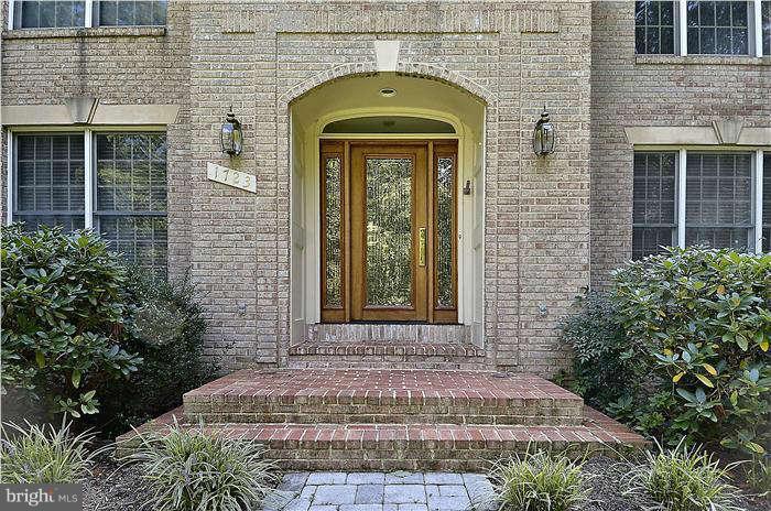 1723 Besley Road Vienna, VA 22182 - Photo 3 of 28 Exterior (Front)