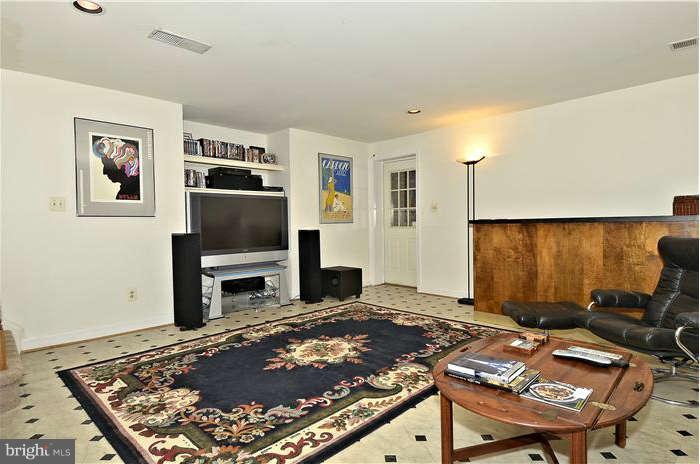 1723 Besley Road Vienna, VA 22182 - Photo 22 of 28 Interior (General)