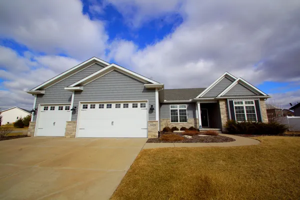 $665,000 | 5525 Willmeyer Drive, Bettendorf, IA 52722