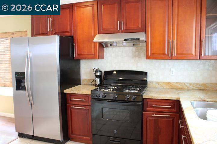 190 Iris Road Hercules, CA 94547 - Photo 8 of 42 Gallery Image 8