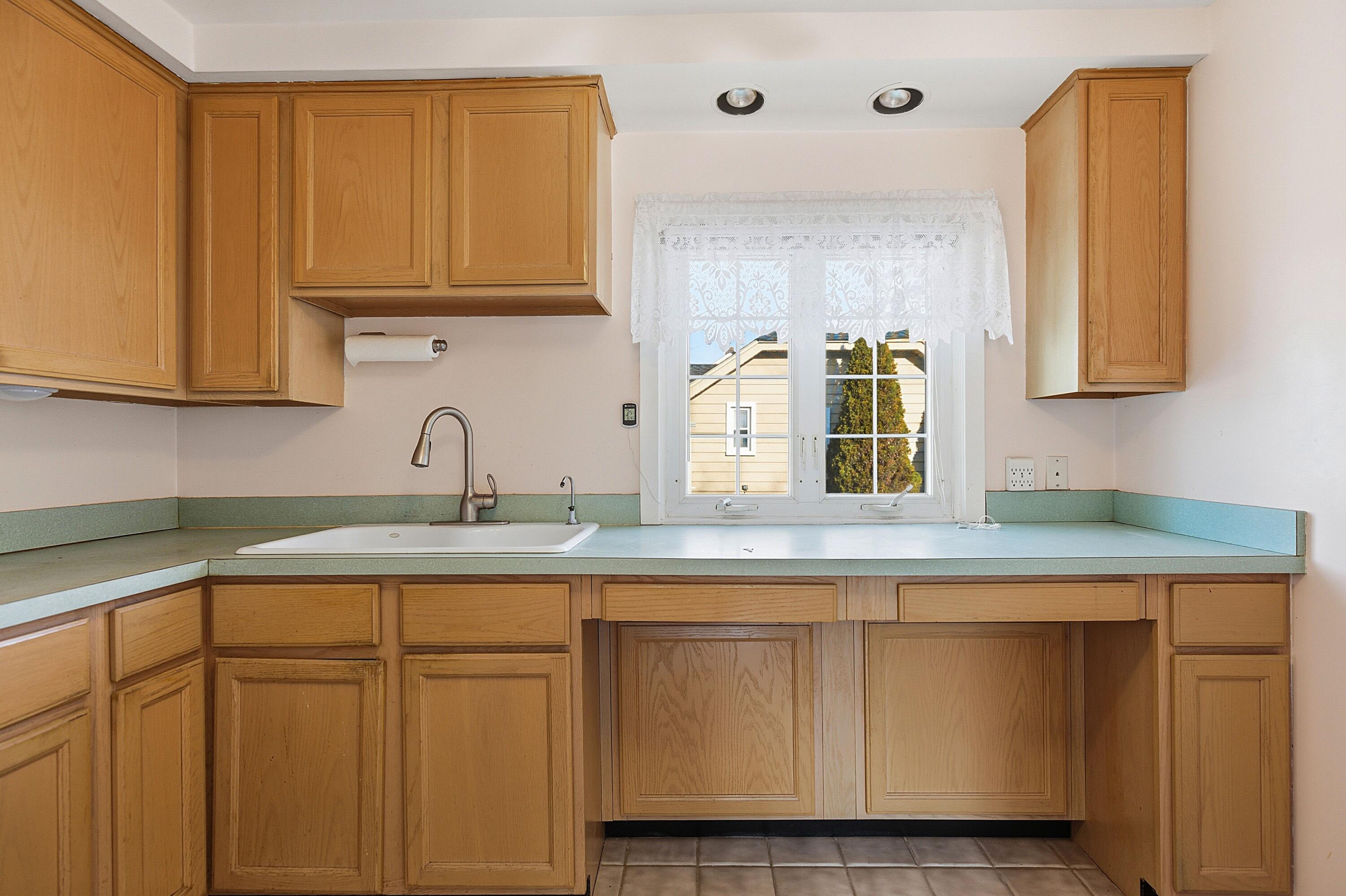 23013 Melrose Avenue Eastpointe, MI 48021 - Photo 8 of 34 7