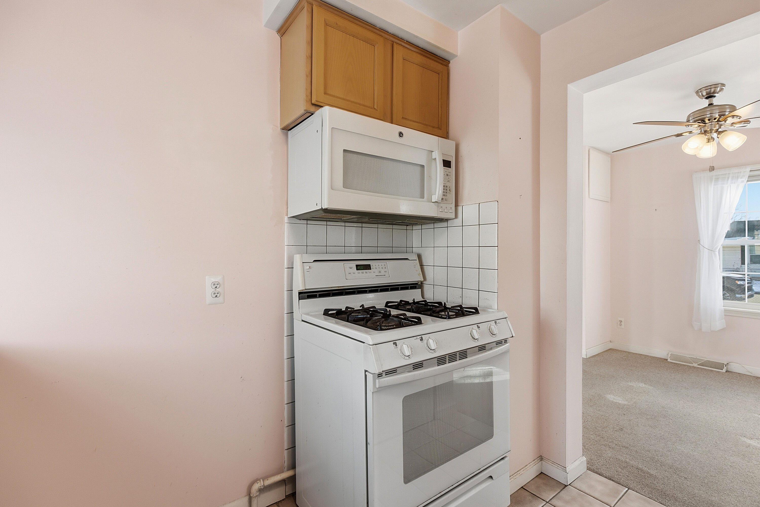 23013 Melrose Avenue Eastpointe, MI 48021 - Photo 10 of 34 9