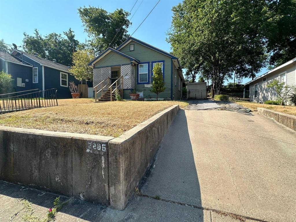 2206 Rockefeller Boulevard Dallas, TX 75203 - Photo 3 of 8 a view of outdoor space yard and swimming pool
