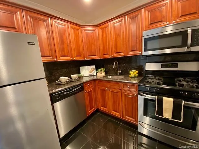 $2,390 | 323 Brook Avenue, Unit 3231A, Bay Shore, NY 11706