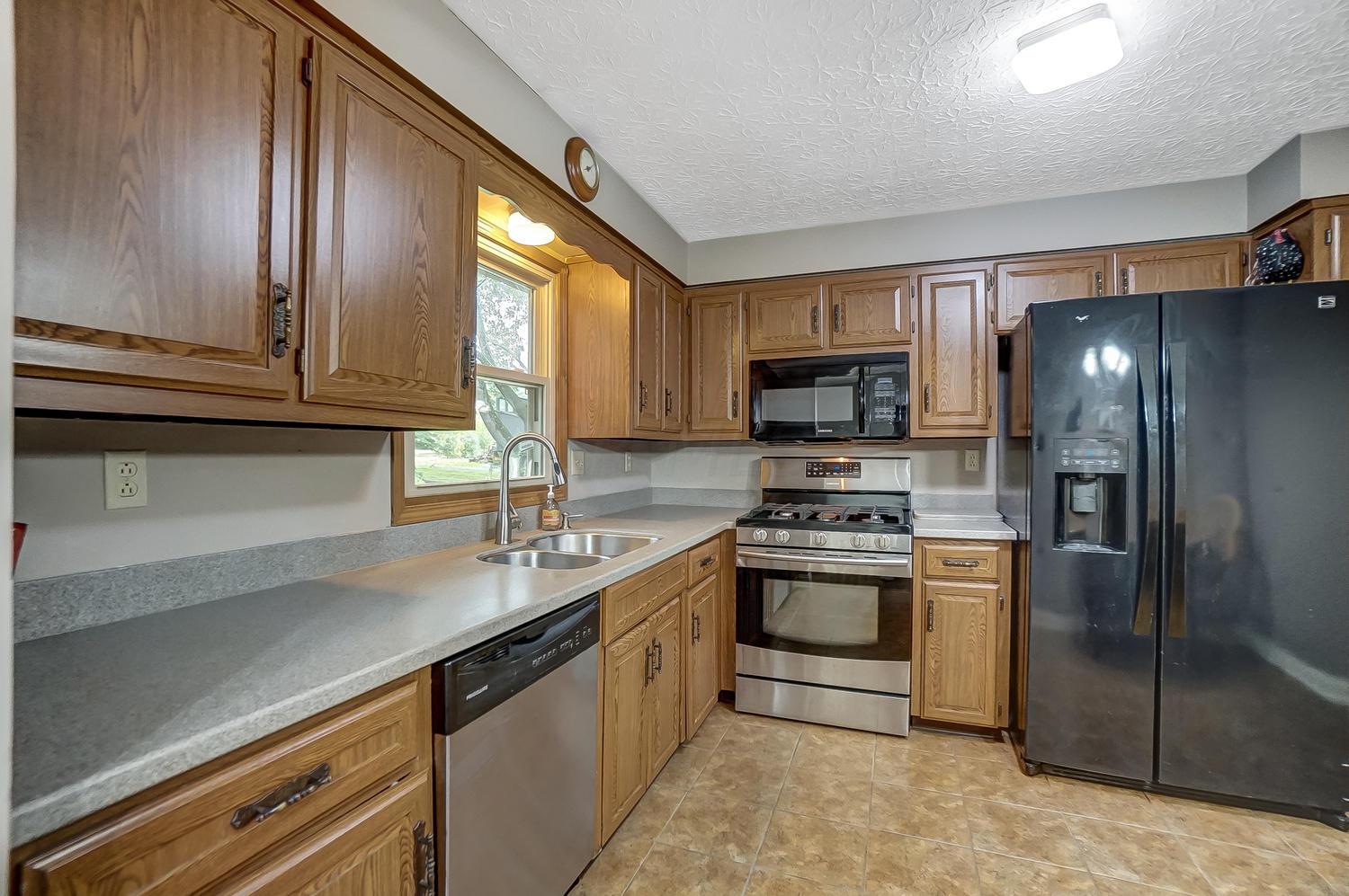 5521 Linworth Road Columbus, OH 43235 - Photo 8 of 29 Gallery Image 8