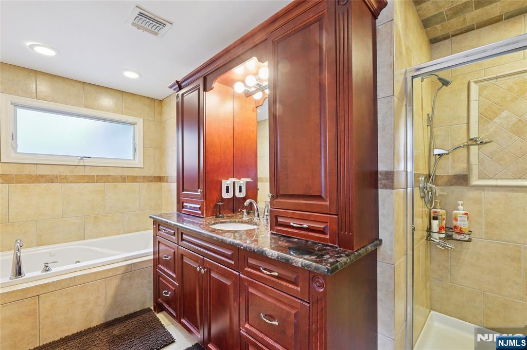 50 Highgate Terrace Bergenfield, NJ 07621 - Photo 33 of 37