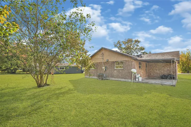 a view of a yard with a house