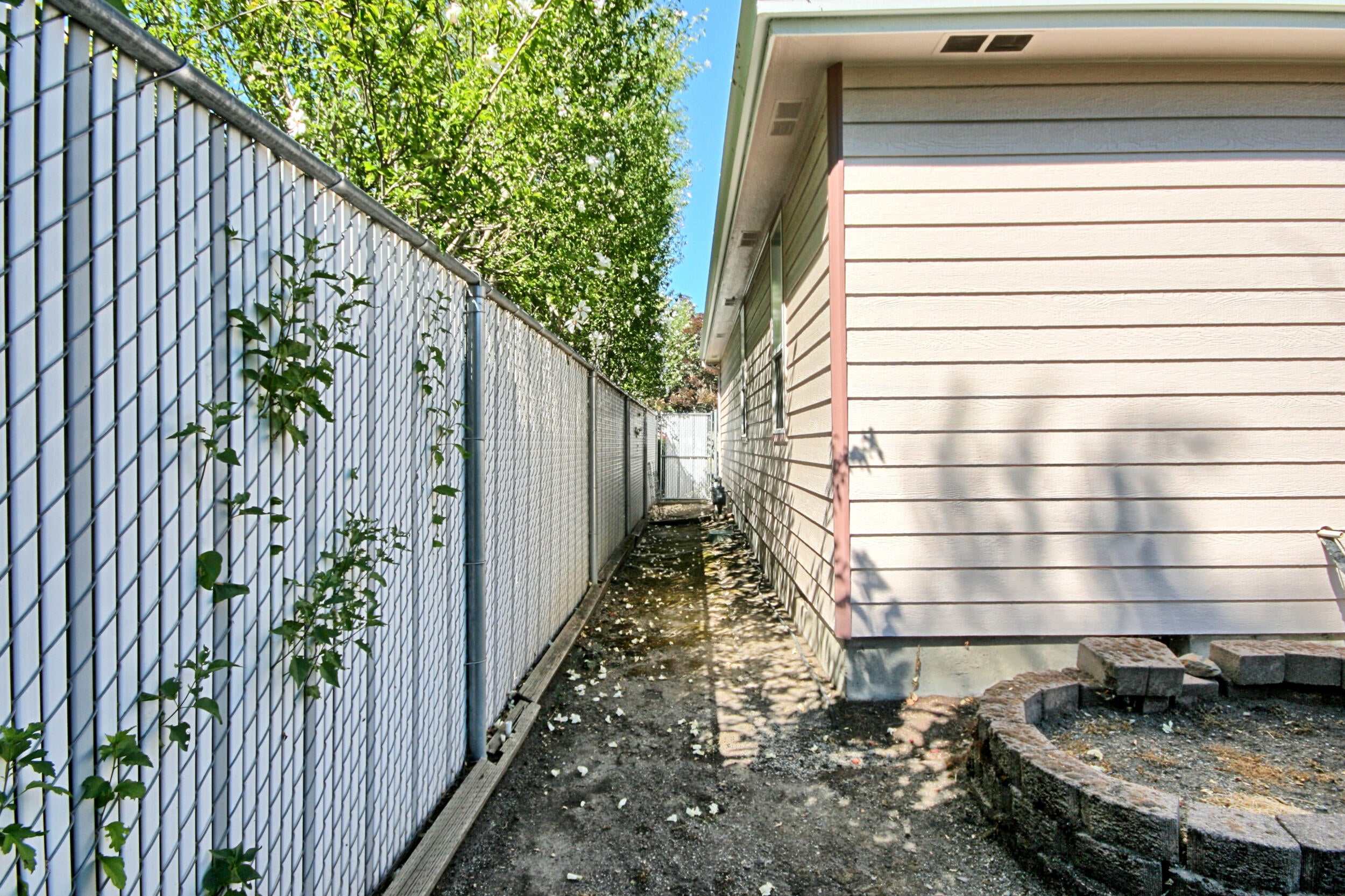 841 Brandon Street Central Point, OR 97502 - Photo 37 of 41 fenced and gated sides
