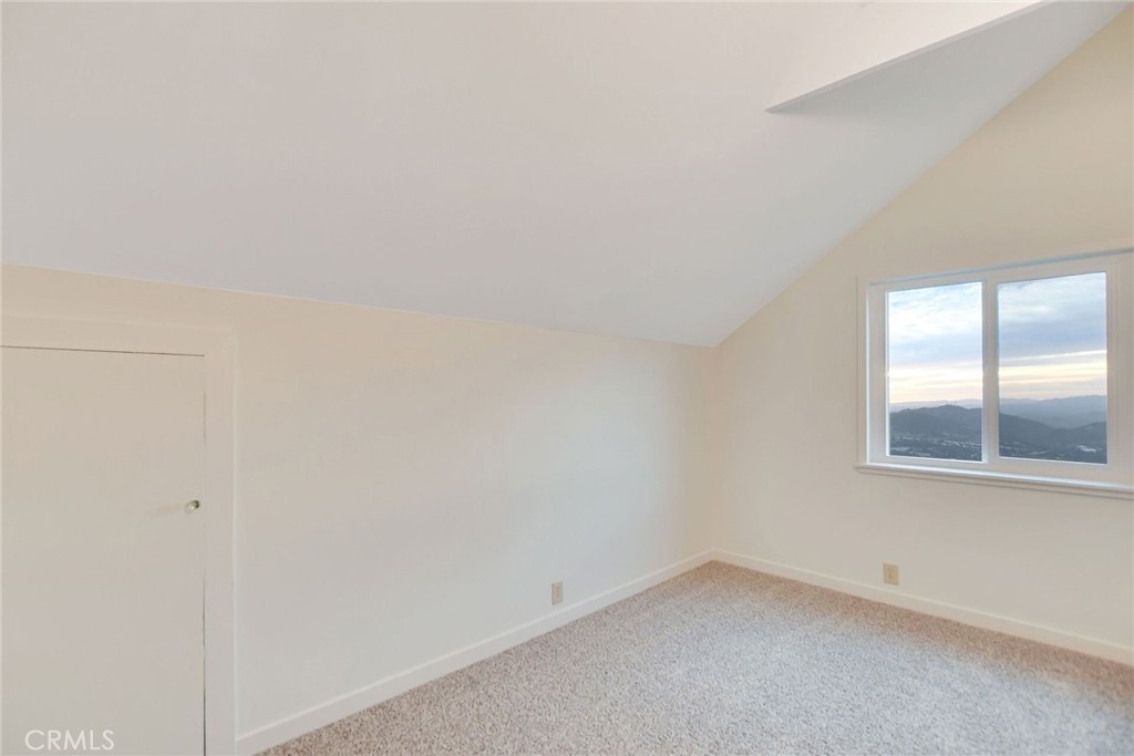 6750 Rainbow Heights Road Fallbrook, CA 92028 - Photo 32 of 64 an empty room with a window