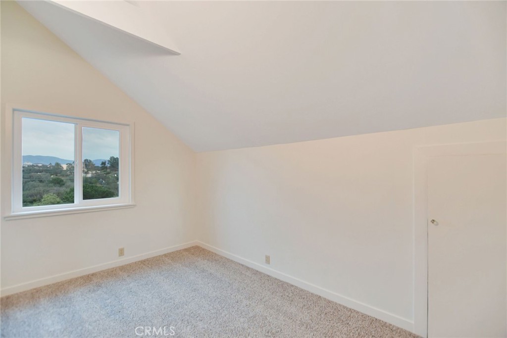 6750 Rainbow Heights Road Fallbrook, CA 92028 - Photo 35 of 64 an empty room with a window