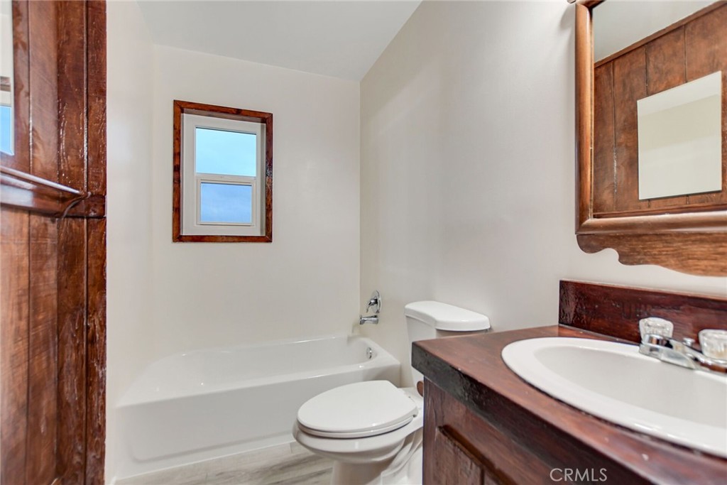 6750 Rainbow Heights Road Fallbrook, CA 92028 - Photo 42 of 64 a bathroom with a toilet a sink a mirror and a bathtub