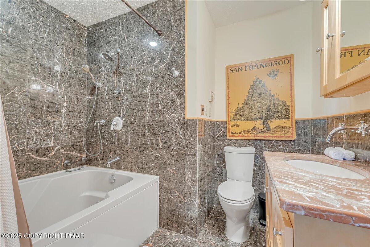 262 Overlook Way Tannersville, PA 18372 - Photo 27 of 82 bathroom with jacuzzi tub