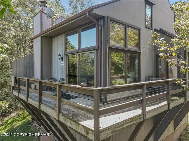 $449,600 | 262 Overlook Way, Tannersville, PA 18372