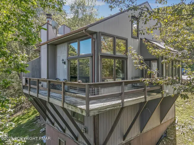 $449,600 | 262 Overlook Way, Tannersville, PA 18372