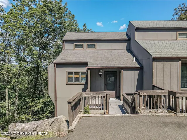 $449,600 | 262 Overlook Way, Tannersville, PA 18372