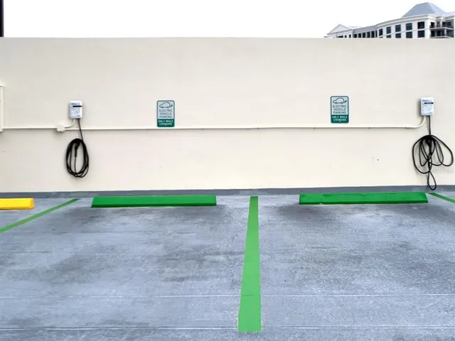 $1,570,000 | 1255 North Gulfstream Avenue, Unit 402, Sarasota, FL 34236