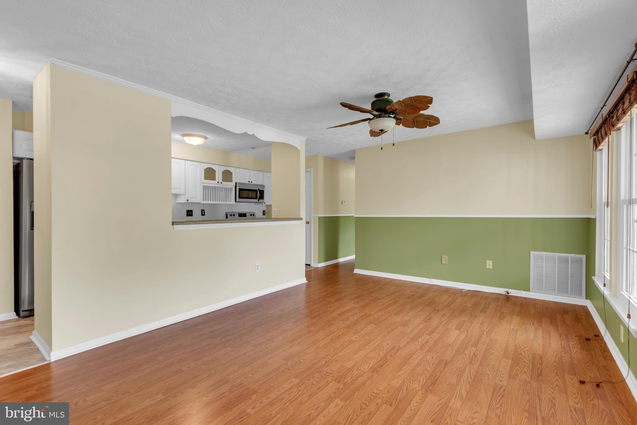 657 Deering Road, Unit 3E Pasadena, MD 21122 - Photo 8 of 27 Living Room
