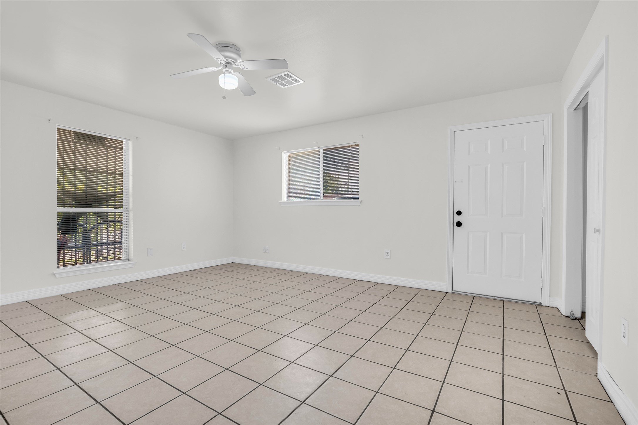 809 Brooks Street Houston, TX 77009 - Photo 8 of 19 Gallery Image 8