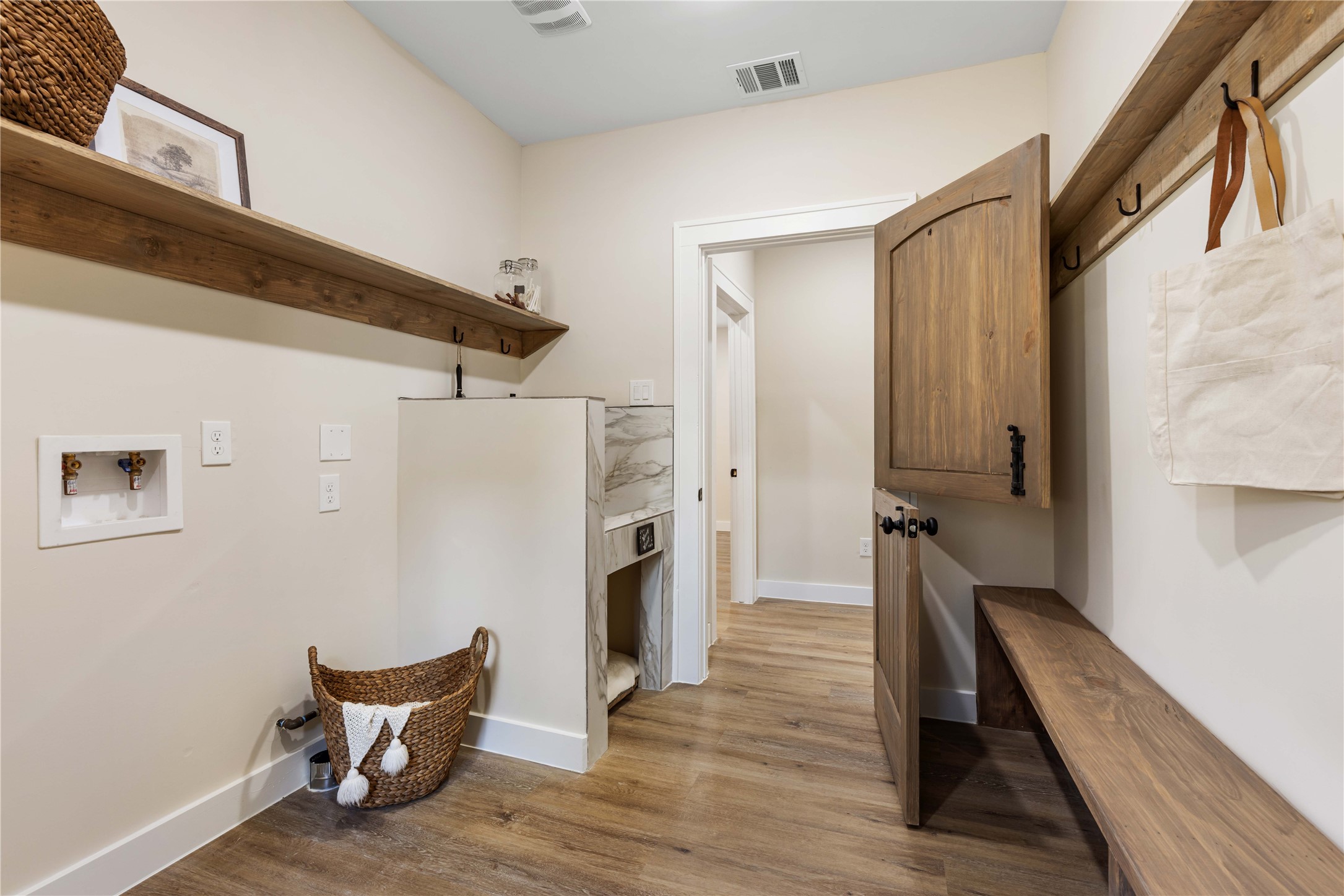 908 Key Street Houston, TX 77009 - Photo 20 of 29 Utility room with doggie bath, and mud room