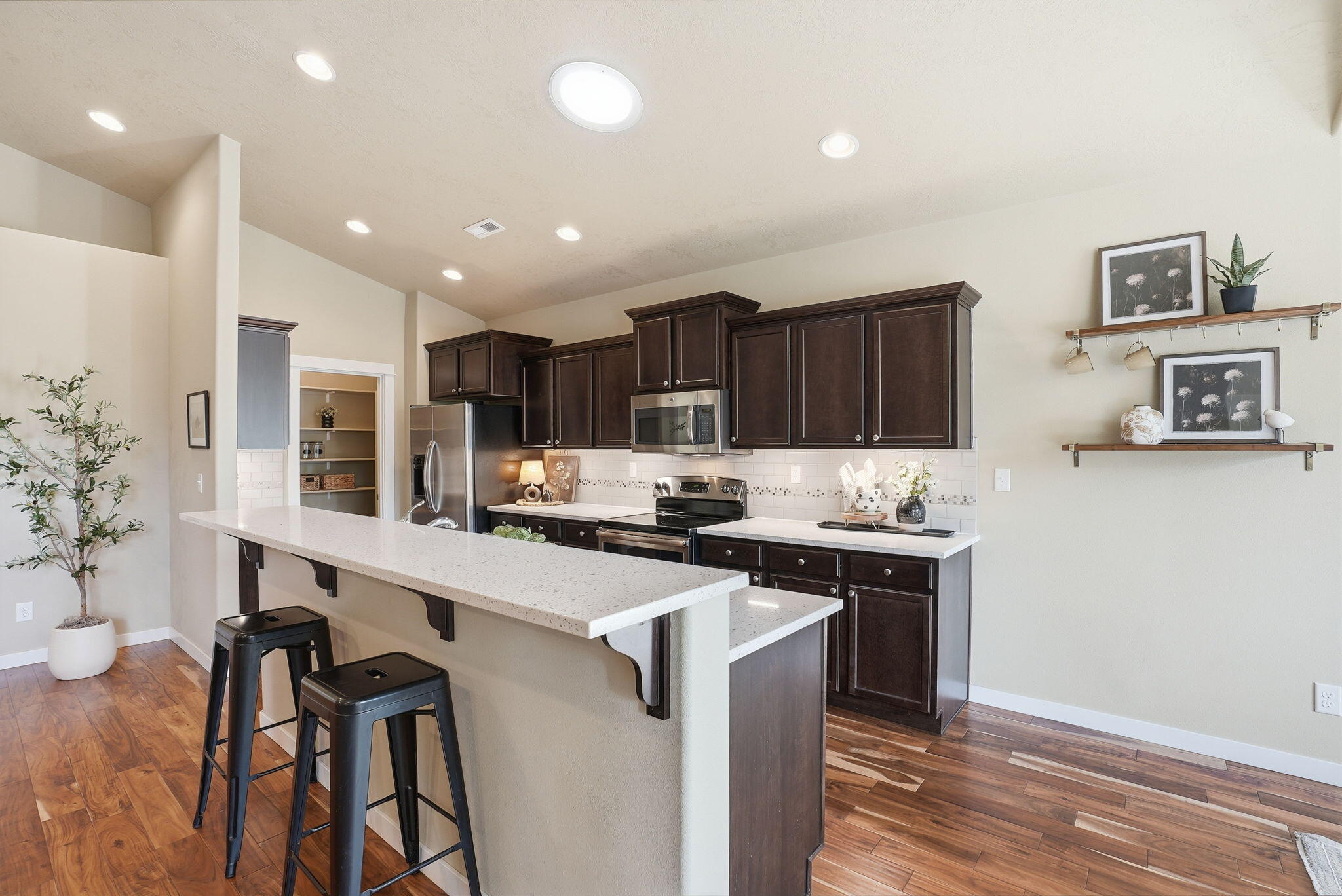 1255 McKinney Butte Road, Unit E Sisters, OR 97759 - Photo 13 of 43 Great Room Kitchen with Dining Bar