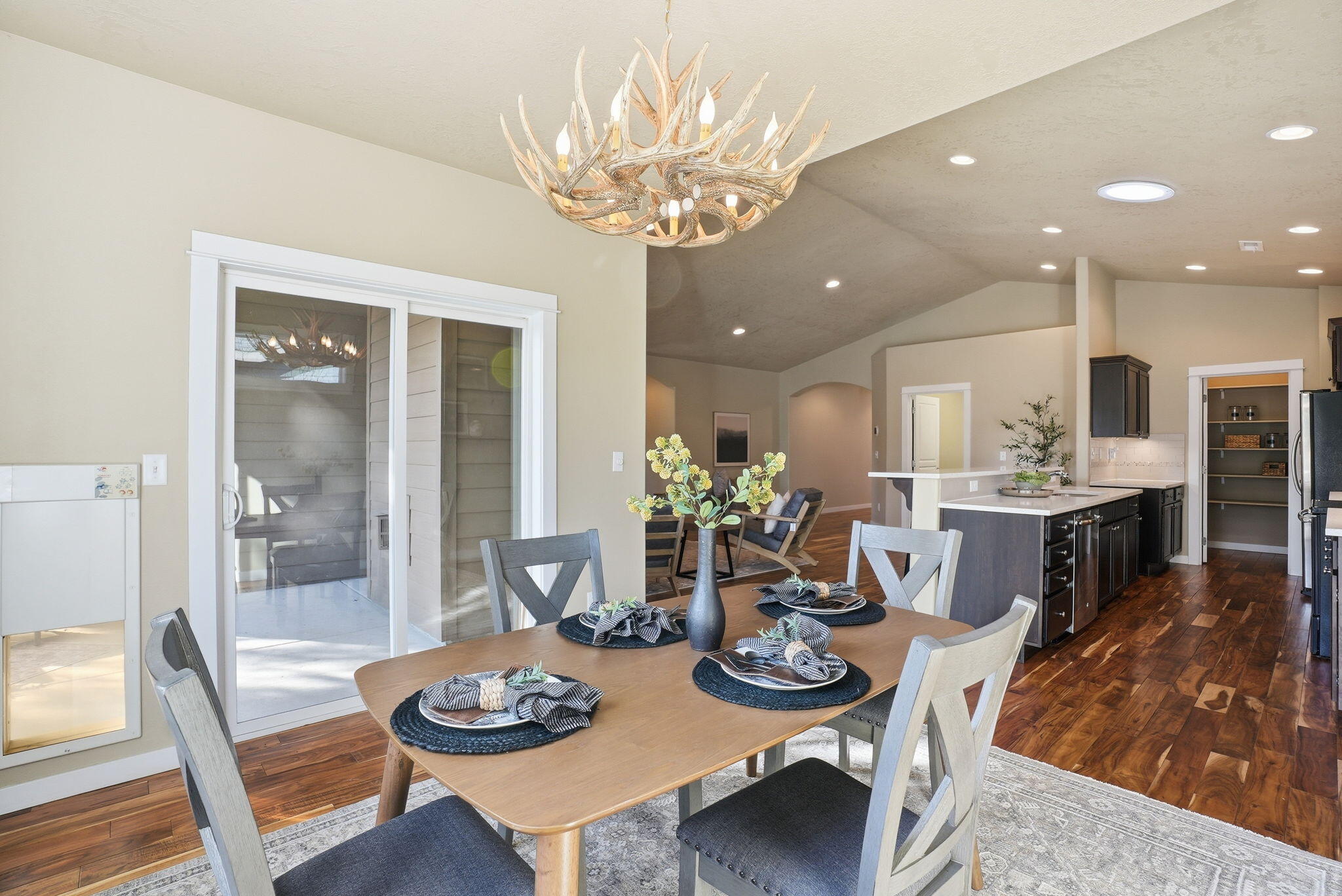 1255 McKinney Butte Road, Unit E Sisters, OR 97759 - Photo 19 of 43 Great Room Dining Area