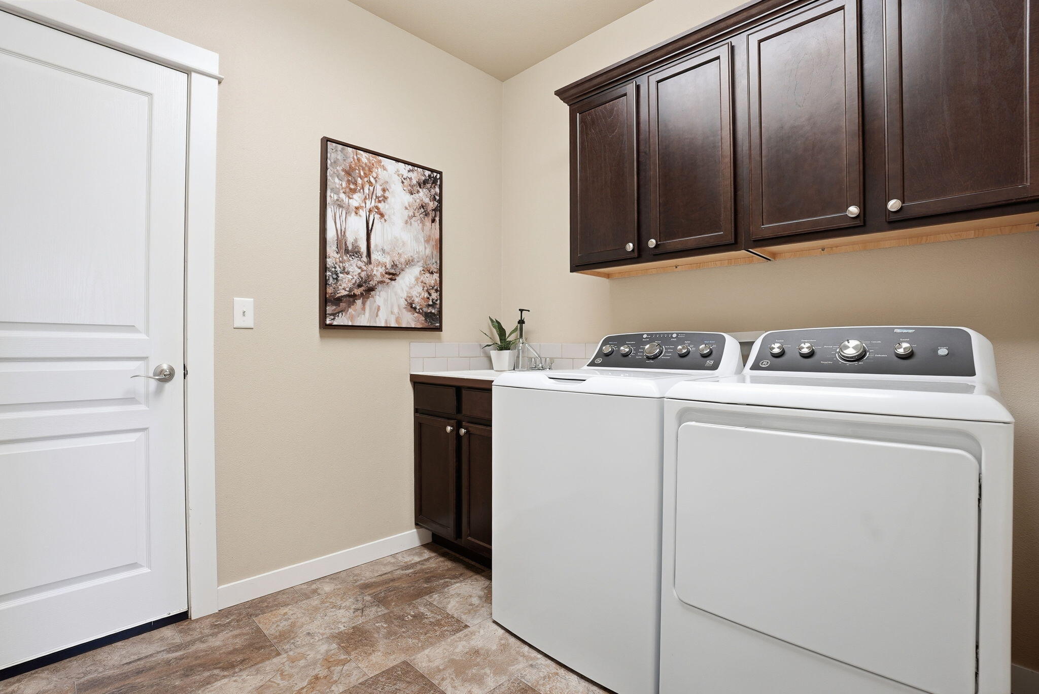 1255 McKinney Butte Road, Unit E Sisters, OR 97759 - Photo 20 of 43 Laundry Room to Garage