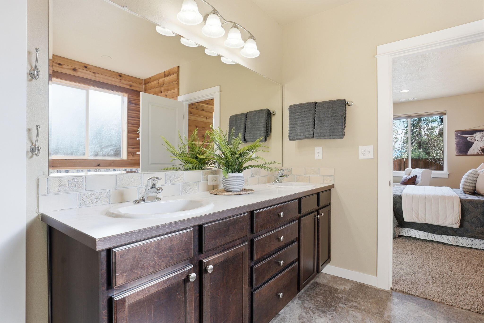 1255 McKinney Butte Road, Unit E Sisters, OR 97759 - Photo 24 of 43 Primary Suite with Soaking Tub