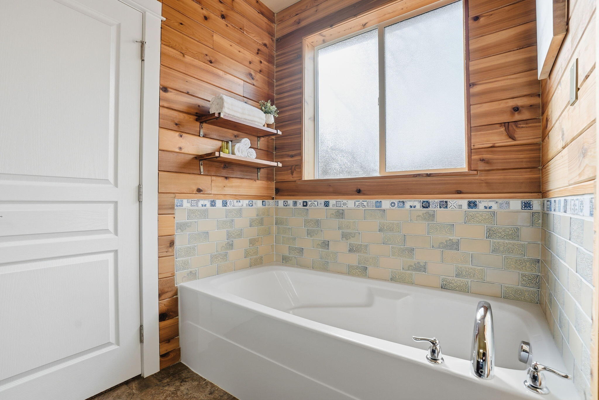 1255 McKinney Butte Road, Unit E Sisters, OR 97759 - Photo 25 of 43 Primary Suite with Soaking Tub