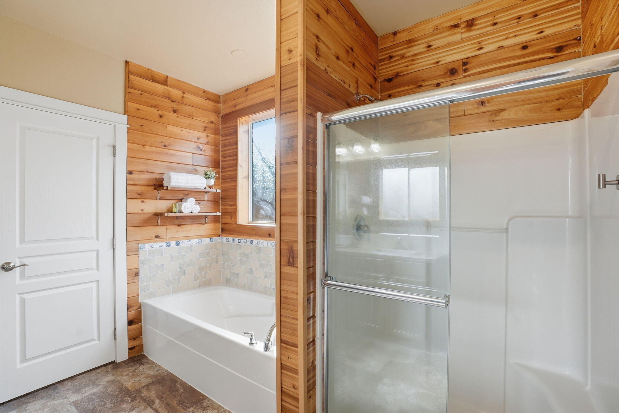 1255 McKinney Butte Road, Unit E Sisters, OR 97759 - Photo 26 of 43 Primary Suite with Tub and Shower