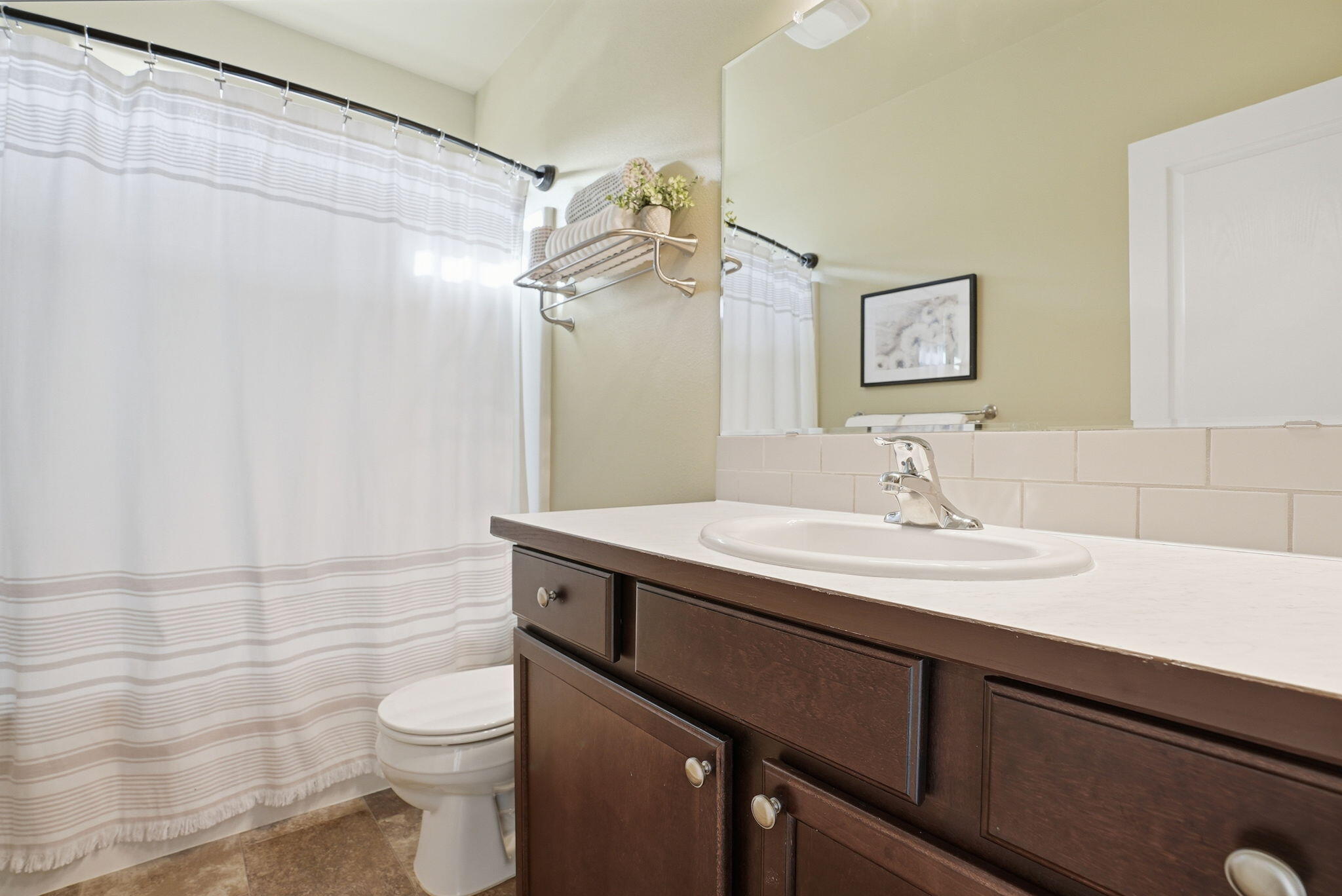 1255 McKinney Butte Road, Unit E Sisters, OR 97759 - Photo 29 of 43 Guest Bath
