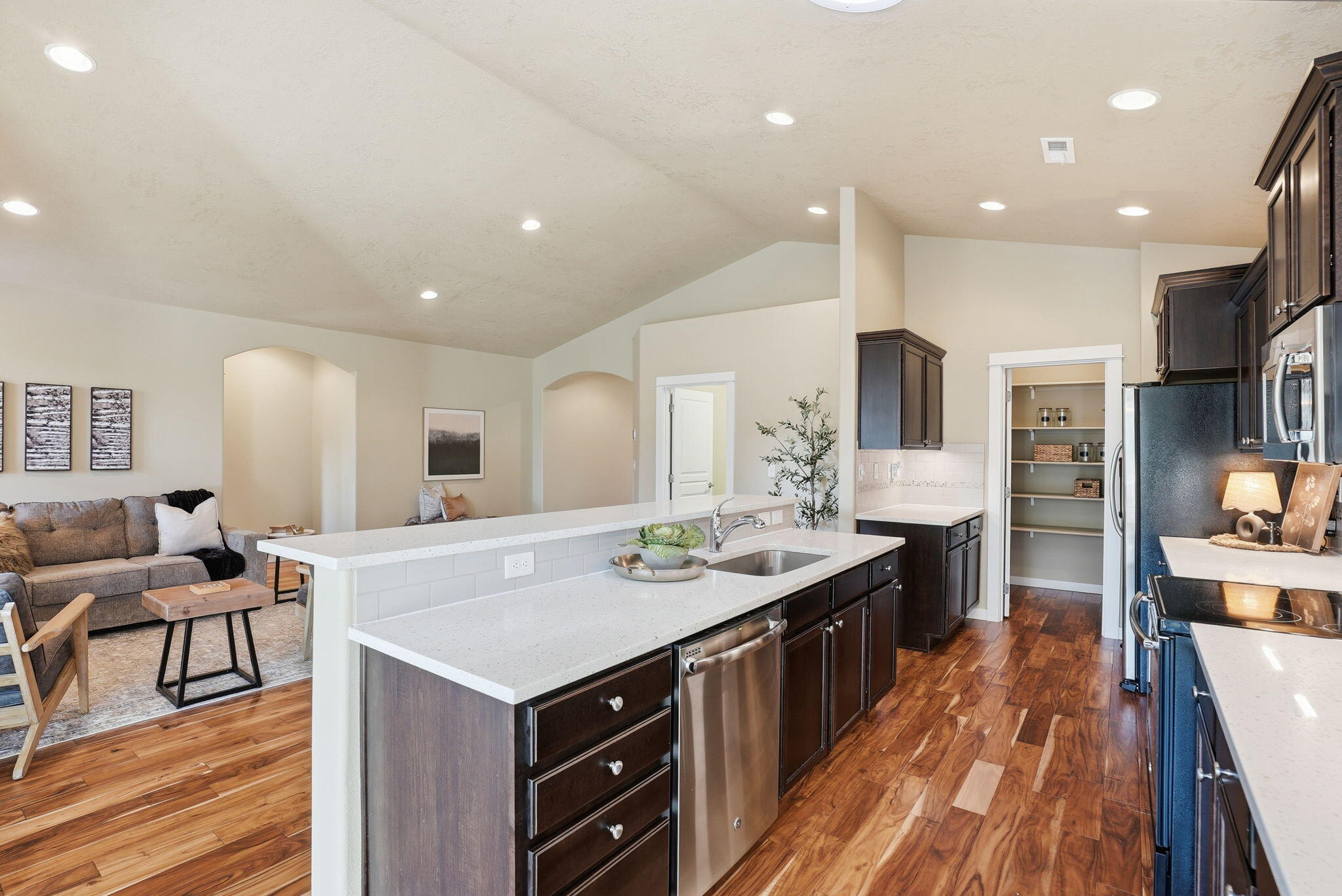 1255 McKinney Butte Road, Unit E Sisters, OR 97759 - Photo 3 of 43 Great Room With Kitchen and Pantry