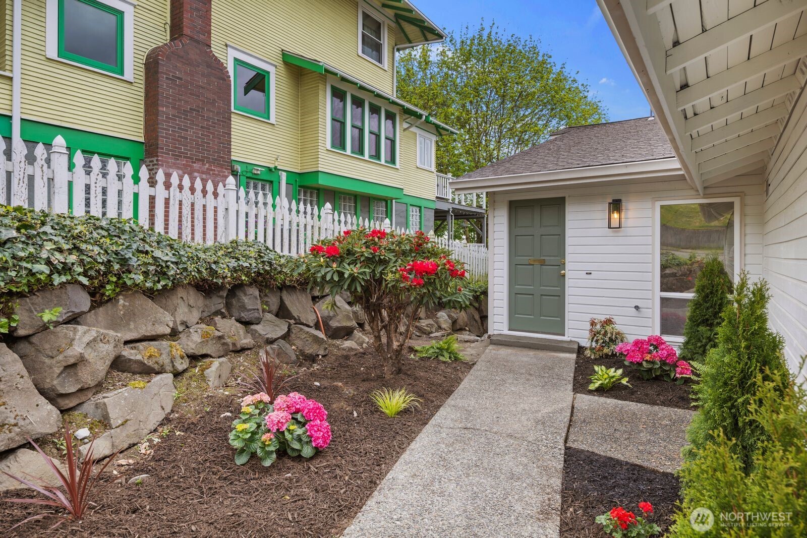 411 Cedar Avenue South Renton, WA 98057 - Photo 3 of 40 Gallery Image 3