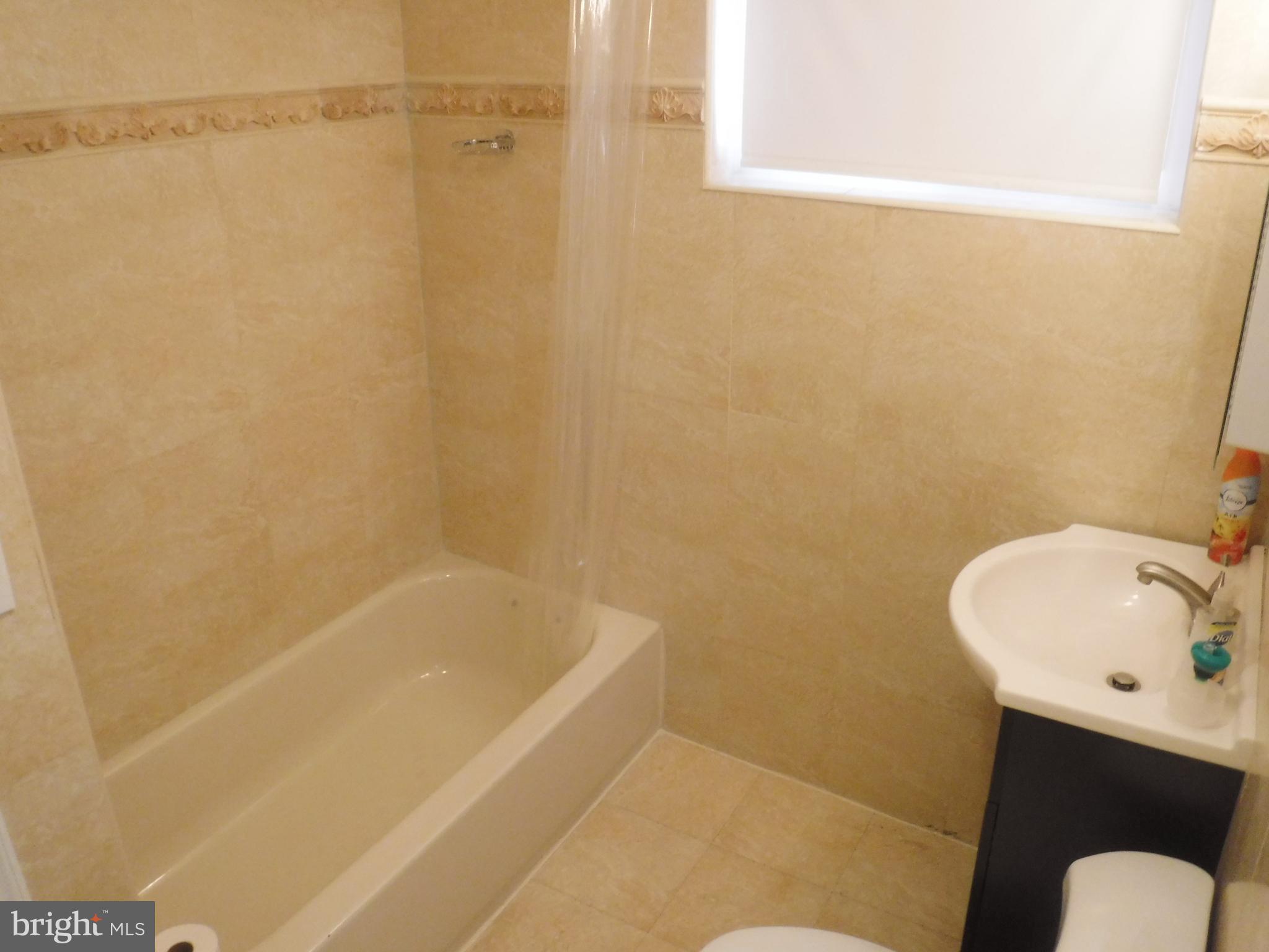 540 George Street Norristown, PA 19401 - Photo 14 of 53 a bathroom with a sink and a bathtub