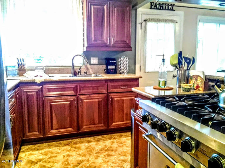 1004 Rialto Street Oxnard, CA 93035 - Photo 8 of 26 Kitchen