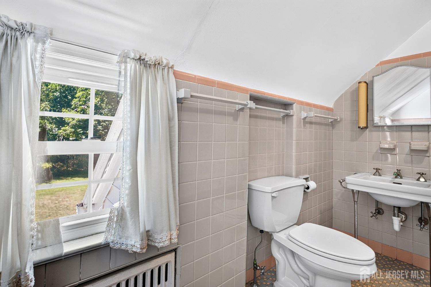 31 Warwick Road Colonia, NJ 07067 - Photo 22 of 36